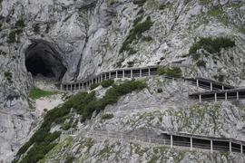 Cận cảnh vẻ đẹp khó tả của hang động băng giá lớn nhất thế giới