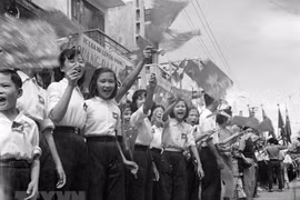 Xúc động hình ảnh nhân dân Hà Nội đón đoàn quân tiếp quản Thủ đô