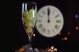 8 "chiêu" cầu may mắn trong thời khắc đón giao thừa trên thế giới