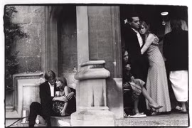 Hình ảnh hiếm thấy về thế giới tiệc tùng tại Đại học Oxford những năm 1980