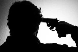 Tin nóng ngày 6/8: Thất tình, tự bắn súng vào đầu rồi dùng điện thoại quay lại 