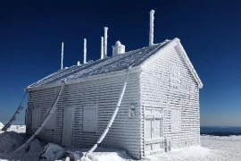 Tận mục đỉnh núi gió mạnh đến mức đài quan sát phải gắn xích chống bay 