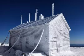 Tận mục đỉnh núi gió mạnh đến mức đài quan sát phải gắn xích chống bay 