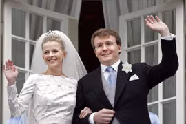 Các hoàng tử phá vỡ quy tắc hoàng gia, từ bỏ ngôi báu 