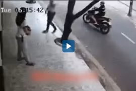 Cô gái bị giật túi xách khi đứng trên vỉa hè
