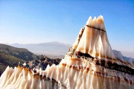 Bí ẩn ngọn núi và sông băng khổng lồ được tạo ra từ muối