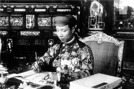 Công chức Huế mặc áo dài đi làm: Nhìn lại trang phục cung đình triều Nguyễn