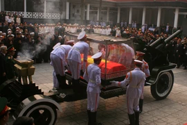 Giây phút thiêng liêng linh cữu Đại tướng đặt trên linh xa