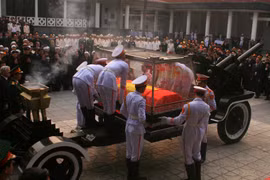Giây phút thiêng liêng linh cữu Đại tướng đặt trên linh xa