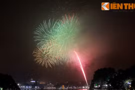 Xem pháo hoa thắp sáng lung linh bầu trời Hà Nội, Sài Gòn
