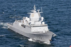 Mục kích cảnh tàu chiến NATO “nhìn trộm” Nga-Trung tập trận