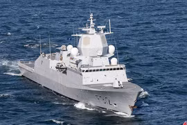 Mục kích cảnh tàu chiến NATO “nhìn trộm” Nga-Trung tập trận