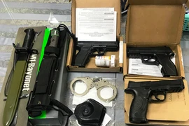 Người đàn ông từ Mỹ về TP HCM mang theo… 3 khẩu súng