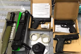 Người đàn ông từ Mỹ về TP HCM mang theo… 3 khẩu súng