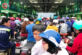Người dân ùn ùn đổ về phà Cát Lái trước giờ ngưng hoạt động
