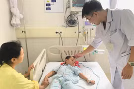 Bé 4 tuổi suýt tử vong vì dùng lá lộc mại chữa táo bón