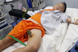 Bé trai 9 tuổi bị mũi sắt nhọn cắm vào đùi thương tâm