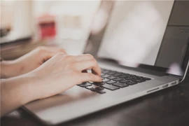 Da xấu, nổi mụn vì... máy tính