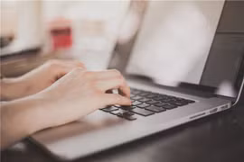 Da xấu, nổi mụn vì... máy tính