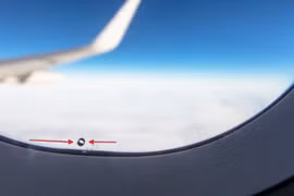 Lỗ nhỏ nhỏ trên cửa sổ máy bay có tác dụng gì?