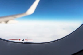 Lỗ nhỏ nhỏ trên cửa sổ máy bay có tác dụng gì?