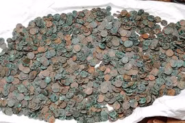 Đang đào đất, vô tình đụng trúng "kho báu" trong chiếc vại