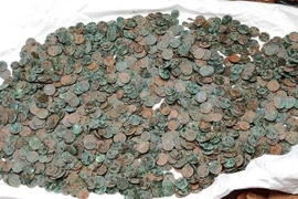 Đang đào đất, vô tình đụng trúng "kho báu" trong chiếc vại