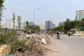 Hà Nội: Tuyến đường mới mở đã ngập tràn rác thải