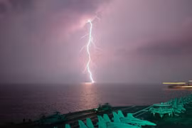 Vì sao sét ít đánh trên biển hơn trên đất liền?