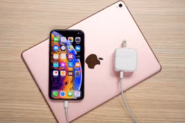 Có nên sạc iPhone bằng bộ sạc của Macbook?