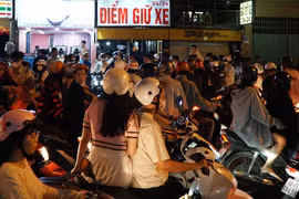 Chật vật tìm bãi gửi xe chơi Tết