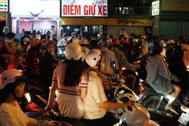 Chật vật tìm bãi gửi xe chơi Tết