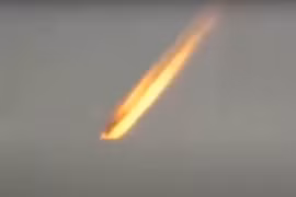 Vật thể lạ nóng hổi bất ngờ rơi trúng nhà dân là gì?