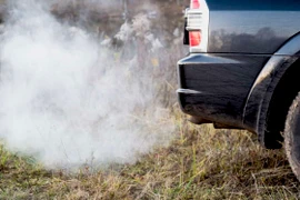 Nhìn màu khói bắt "bệnh" ôtô