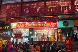 Người dân đợi mua vàng ngày vía Thần Tài từ 5 giờ sáng