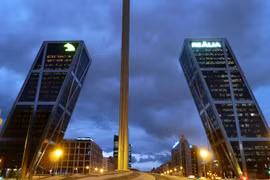 7 tòa nhà nghiêng độc đáo trên thế giới