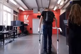 Trí tuệ nhân tạo mới giúp người liệt 12 năm đi lại được