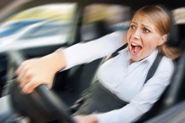 Cách xử lý sự cố dọc đường khi lái xe ô tô