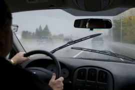 Kinh nghiệm lái ô tô an toàn khi trời mưa bão bạn nên biết