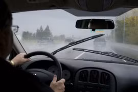 Kinh nghiệm lái ô tô an toàn khi trời mưa bão bạn nên biết