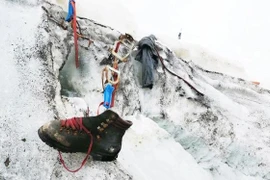 Lớp băng tan, lộ thi thể nhà leo núi mất tích 37 năm