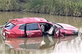 Đang lưu thông, ô tô bất ngờ lao xuống hồ khiến tài xế tử vong