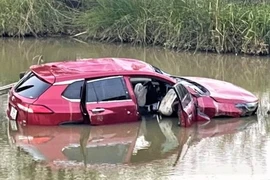 Đang lưu thông, ô tô bất ngờ lao xuống hồ khiến tài xế tử vong