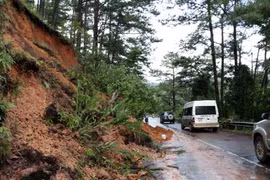 Bác tài "cứng' mách kinh nghiệm lái xe đường đèo dốc khi trời mưa lớn