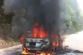 Ô tô chở 5 người bốc cháy dữ dội trên đường