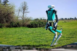 Nhà máy sản xuất robot hình người đầu tiên trên thế giới có gì?