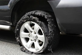 Làm gì để tránh nổ lốp ô tô?