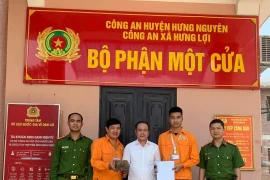 Phụ xe buýt trả lại bọc tiền 190 triệu đồng cho người đánh rơi