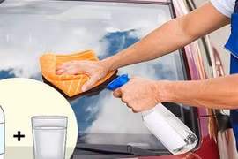 Mẹo đơn giản tẩy ố kính ô tô hiệu quả