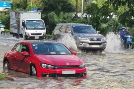 Mẹo giúp ô tô “sống sót” qua vùng ngập nước